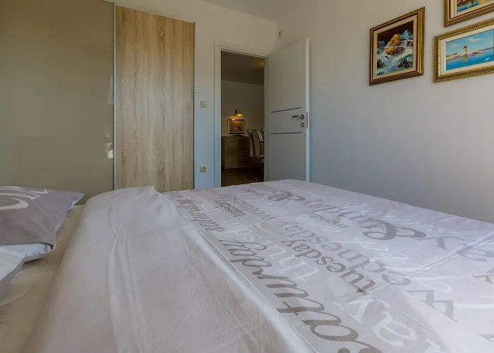 Apartment Hundefreundliches Nur 100 Meter Zum Mit Sauna, Meerblick, Whirlpool Dramalj