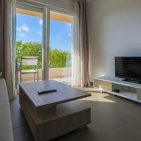 Hundefreundliches Nur 100 Meter Zum Mit Sauna, Meerblick, Whirlpool * Dramalj