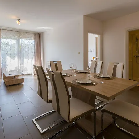 Hundefreundliches Nur 100 Meter Zum Mit Sauna, Meerblick, Whirlpool Dramalj