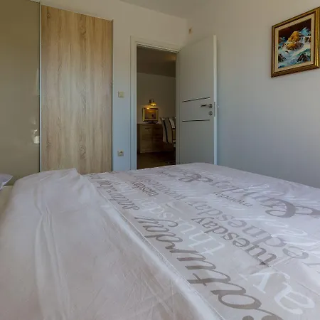 Apartment Hundefreundliches Nur 100 Meter Zum Mit Sauna, Meerblick, Whirlpool Dramalj