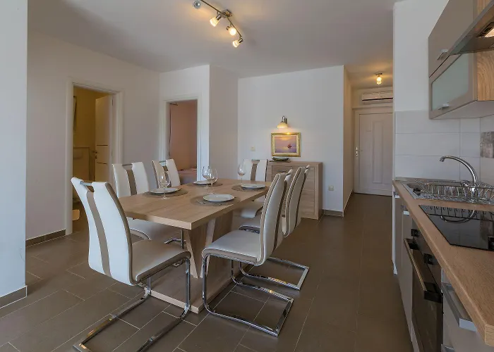 Hundefreundliches Nur 100 Meter Zum Mit Sauna, Meerblick, Whirlpool Dramalj